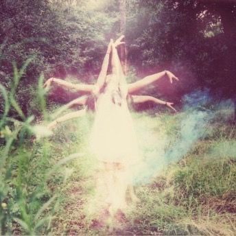 Frise artistique des chakras avec pétales stylisés